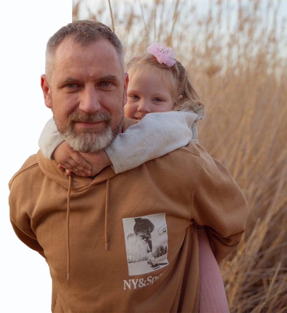 papà e figlia in braccio