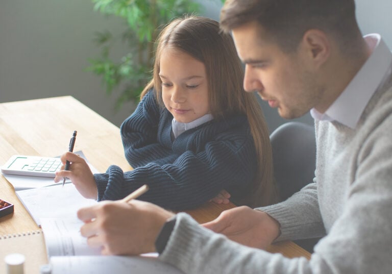 papà e figlia che fanno i compiti insieme