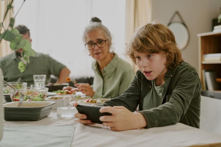 Se il padre non paga gli alimenti pagano i nonni? Ecco quando scatta l'obbligo sussidiario secondo la giurisprudenza.